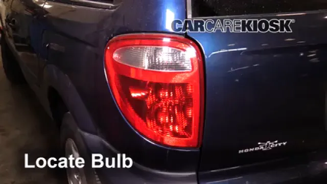 2001 Dodge Caravan SE 2.4L 4 Cyl. Éclairage Feux de marche arrière (remplacer une ampoule)